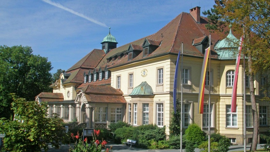 Kurhaus im Sommer direkt im Kurpark Bad Steben